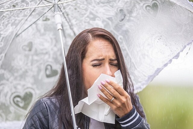 5 Home Remedies To Get Rid Of Coughing And Sneezing: Monsoon Must-Have Recommendations